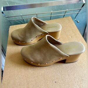 Cushionaire Tan Studded Platform Clogs 9W